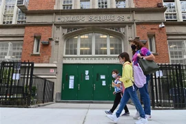 Người dân di chuyển trên đường phố New York. (Nguồn: AFP/TTXVN) 