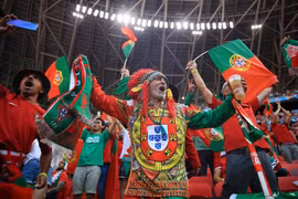 Cổ động viên Bồ Đào Nha mừng chiến thắng. (Ảnh: AFP/TTXVN) 