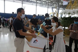 Đại sứ quán Việt Nam tại Thái Lan phát mặt nạ bảo hộ cho công dân. (Ảnh: Hữu Kiên/TTXVN tại Thái Lan) 
