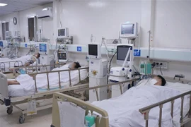 Các bệnh nhân ngộ độc Methanol được điều trị tại Bệnh viện Nhân dân Gia Định. (Ảnh: TTXVN phát) 