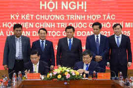 Phó Giáo sư, Tiến sỹ Nguyễn Duy Bắc (bên phải), Phó Giám đốc Học viện Chính trị Quốc gia Hồ Chí Minh và Thứ trưởng, Phó Chủ nhiệm Ủy ban Dân tộc Lê Sơn Hải ký kết Chương trình hợp tác giai đoạn 2021-2025. (Ảnh: Văn Điệp/TTXVN) 