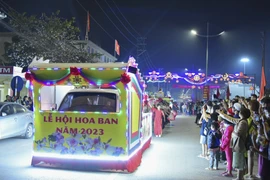 [Photo] Diễu hành văn hóa đường phố 'Rực rỡ đêm hội hoa Ban'