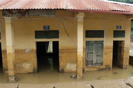 Một dãy phòng chức năng tại Trường trung học cơ sở Tạ Khoa, Sơn La ngập trong bùn và nước do cơn lũ diễn ra hồi đầu tháng Chín. (Ảnh: Hữu Quyết/TTXVN)