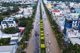 Nước ngập trên đường Nguyễn Văn Cừ, quận Ninh Kiều. (Ảnh: Thanh Liêm/TTXVN) 