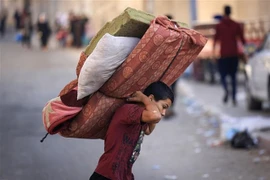 Người dân di dời khỏi thành phố Gaza nhằm tránh xung đột giữa quân đội Israel và phong trào Hamas, ngày 13/10/2023. (Ảnh: THX/TTXVN)