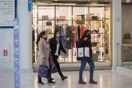 Người dân mua hàng tại trung tâm thương mại ở New York, Mỹ, ngày 10/3/2022. (Ảnh: THX/TTXVN) 