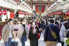 Người dân đeo khẩu trang phòng lây nhiễm COVID-19 tại Tokyo, Nhật Bản, ngày 28/11/2020. (Nguồn: Kyodo/TTXVN) 