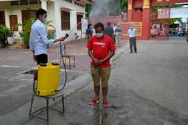 Khử khuẩn phòng lây nhiễm COVID-19 tại Phnom Penh, Campuchia, ngày 30/4/2021. (Nguồn: AFP/TTXVN) 