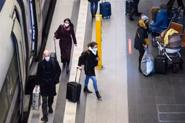 Người dân đeo khẩu trang phòng dịch COVID-19 tại Berlin, Đức, ngày 28/1/2022. (Ảnh: THX/TTXVN) 