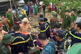 Cán bộ, chiến sỹ Công an và Quân đội tỉnh Hà Giang khẩn trương giúp người dân xã Việt Vinh, huyện Bắc Quang khắc phục hậu quả thiên tai và tìm kiếm cứu nạn. (Ảnh: TTXVN phát)