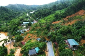Mưa lũ đã sạt lở cả quả đồi, tràn xuống Quốc lộ 2 tuyến đường Hà Giang-Tuyên Quang và các tỉnh (đoạn qua xã Việt Vinh, huyện Bắc Quang) gây thiệt hại nặng nề về tài sản của nhân dân. (Ảnh: TTXVN phát)