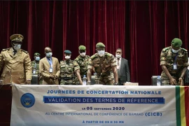 Phó Chủ tịch Ủy ban Quốc gia bảo vệ người dân (CNSP) tự xưng sau binh biến ở Mali, Tướng Malick Diaw (giữa) cùng các quan chức quân sự cấp cao tại cuộc họp về việc thành lập chính phủ chuyển tiếp của Mali ở Bamako ngày 5/9/2020. (Nguồn: AFP/TTXVN)