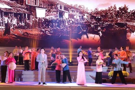 Tiết mục 'Thủ Đức vang xa tiếng hát tự hào' dưới sự trình bày của Thanh Sử và Duyên Huyền. (Ảnh: Thu Hương/TTXVN) 