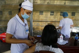 Tiêm vaccine ngừa COVID-19 tại Tuyên Quang. (Ảnh: Nam Sương/TTXVN) 