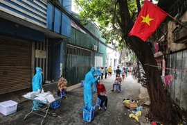 Xét nghiệm COVID-19 cho người dân phường Văn Chương, Hà Nội. (Ảnh: Thành Đạt/TTXVN) 