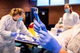 Nhân viên y tế chuẩn bị tiêm vaccine phòng COVID-19 cho người dân tại Drammen, Na Uy ngày 21/1/2021. (Ảnh: AFP/TTXVN) 
