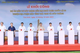 Thủ tướng Phạm Minh Chính và các đại biểu thực hiện nghi thức khởi công Dự án Đầu tư Xây dựng Cầu Đại Ngãi trên Quốc lộ 60. (Ảnh: Dương Giang/TTXVN)