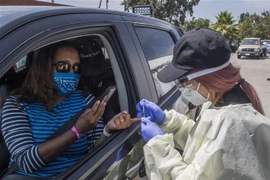 Lấy mẫu xét nghiệm nhanh COVID-19 cho người dân tại Inglewood, bang California, Mỹ ngày 19/6/2020. (Nguồn: AFP/TTXVN) 