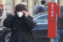 Người dân di chuyển trên phố tại Vienna, Áo ngày 3/5/2021. (Ảnh: THX/TTXVN) 