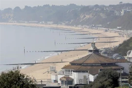 Một bãi biển vắng khách du lịch do dịch COVID-19 tại Bournemouth, Anh ngày 11/4/2020. (Nguồn: THX/TTXVN) 