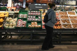 Người dân mua hàng tại một siêu thị ở Frankfurt, Đức ngày 7/4/2022. (Ảnh: THX/TTXVN) 