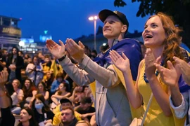 Người hâm mộ Ukraine ở quê nhà Kiev cổ vũ đội tuyển trong trận gặp Thụy Điển trong khuôn khổ trận đấu vòng 16 đội, chung kết EURO 2020 trên sân Glasgow, Scotland, ngày 29/6/2021. (Nguồn: AFP/TTXVN) 