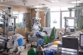 Nhân viên y tế điều trị cho bệnh nhân nhiễm COVID-19 tại bệnh viện ở Vũ Hán, tỉnh Hồ Bắc, Trung Quốc, ngày 22/2/2020. (Nguồn: THX/TTXVN) 