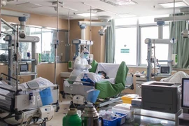 Nhân viên y tế điều trị cho bệnh nhân nhiễm COVID-19 tại bệnh viện ở Vũ Hán, tỉnh Hồ Bắc, Trung Quốc, ngày 22/2/2020. (Nguồn: THX/TTXVN) 