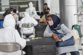 Hành khách khai báo y tế tại sân bay ở Palu, Indonesia, ngày 15/4/2020. (Nguồn: THX/TTXVN) 