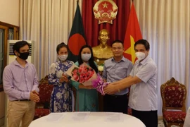 Đại sứ Phạm Việt Chiến chúc mừng Ban Liên lạc cộng đồng người Việt Nam tại Bangladesh. (Nguồn: baoquocte.vn) 