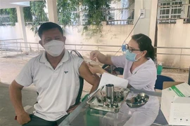 Tiêm vaccine phòng COVID-19 mũi 4 cho người dân tại Bệnh viện Đa khoa Sài Gòn-Phan Rang. (Ảnh: Công Thử/TTXVN) 