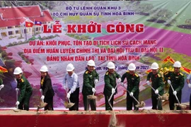 Đại diện các bộ và sở, ngành, đơn vị tỉnh Hòa Bình khởi công dự án. (Ảnh: Thanh Hải/TTXVN) 
