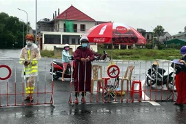 Lực lượng chức năng lập các chốt ở xã Thạch Trung. (Nguồn: TTXVN) 