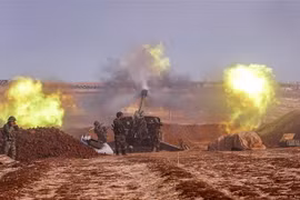Pháo binh của quân đội Syria tấn công vào mục tiêu của phiến quân tại al-Habit, tỉnh Idlib, ngày 22/10/2019. (Nguồn: AFP/TTXVN) 