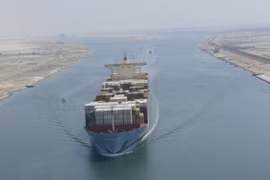 Một con tàu đi qua kênh đào Suez. (Nguồn: Egypttoday)