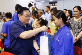 Hình ảnh Chủ tịch Quốc hội tặng quà, chúc Tết đối tượng chính sách tỉnh Bạc Liêu