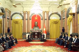 Chủ tịch nước Võ Văn Thưởng tiếp ông Sinlavong Khoutphaythoune, Ủy viên Bộ Chính trị Đảng Nhân dân Cách mạng Lào, Chủ tịch Trung ương Mặt trận Lào Xây dựng Đất nước. (Ảnh: Thống Nhất/TTXVN)