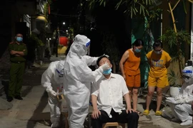 Lấy mẫu xét nghiệm sàng lọc COVID-19 cho người dân thành phố Phủ Lý. (Ảnh: Thanh Tuấn/TTXVN) 