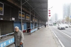 Cảnh vắng vẻ trên đường phố tại Vũ Hán, Trung Quốc, trong bối cảnh bùng phát các ca nhiễm virus corona, ngày 17/1/2020. (Nguồn: Kyodo/TTXVN) 