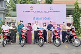 Trao tặng phương tiện sinh kế cho người dân trong đợt 1 chương trình an sinh. (Ảnh: Xuân Khu/TTXVN) 