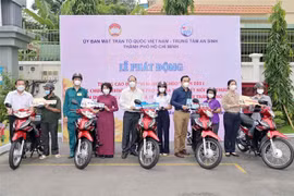 Trao tặng phương tiện sinh kế cho người dân trong đợt 1 chương trình an sinh. (Ảnh: Xuân Khu/TTXVN) 