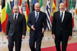 Thủ tướng Armenia Nikol Pashinyan, Chủ tịch Hội đồng châu Âu Charles Michel và Tổng thống Azerbaijan Ilham Aliyev trong cuộc gặp ở Brussels (Bỉ), ngày 6/4/2022. (Ảnh: AFP/TTXVN) 