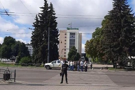 Cảnh sát Ukraine làm nhiệm vụ tại hiện trường vụ bắt cóc con tin trên xe khách ở thành phố miền Tây Bắc Lutsk, ngày 21/7/2020. (Nguồn: EURONEWS/TTXVN) 