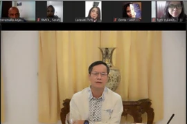 Đại sứ Việt Nam tại Indonesia Phạm Vinh Quang trả lời câu hỏi của các phóng viên. (Nguồn: TTXVN phát) 