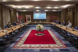 Đại diện các bên đối địch tại Libya tham gia cuộc đàm phán ở thành phố Bouznika, Maroc ngày 2/10/2020. Ảnh: AFP/TTXVN 
