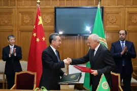 Bộ trưởng Ngoại giao Trung Quốc Vương Nghị (giữa, trái) và Tổng Thư ký Liên đoàn Arab Ahmed Aboul Gheit (giữa, phải) ký văn kiện hợp tác trong cuộc gặp ở Cairo, Ai Cập ngày 14/1/2024. (Ảnh: THX/TTXVN)