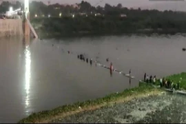 Hiện trường vụ sập cầu trên sông Machchhu ở Morbi, bang Gujarat, Ấn Độ, ngày 30/10/2022. (Ảnh: ANI/TTXVN) 