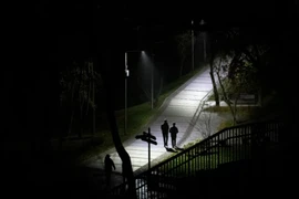 Thu hoạch lúa mỳ trên cánh đồng gần Kramatosk thuộc vùng Donetsk, Ukraine. (Ảnh: AFP/TTXVN) 
