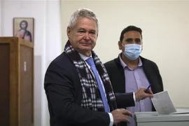 Ứng cử viên tổng thống Andreas Mavroyiannis bỏ phiếu tại một địa điểm bầu cử ở Nicosia, Cộng hòa Cyprus, ngày 5/2/2023. (Ảnh: AFP/TTXVN) 