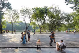 Thủ đô Hà Nội có mưa nhỏ vài nơi, sáng sớm sương mù nhẹ, trưa chiều giảm mây trời nắng. (Ảnh: Tuấn Đức/TTXVN)